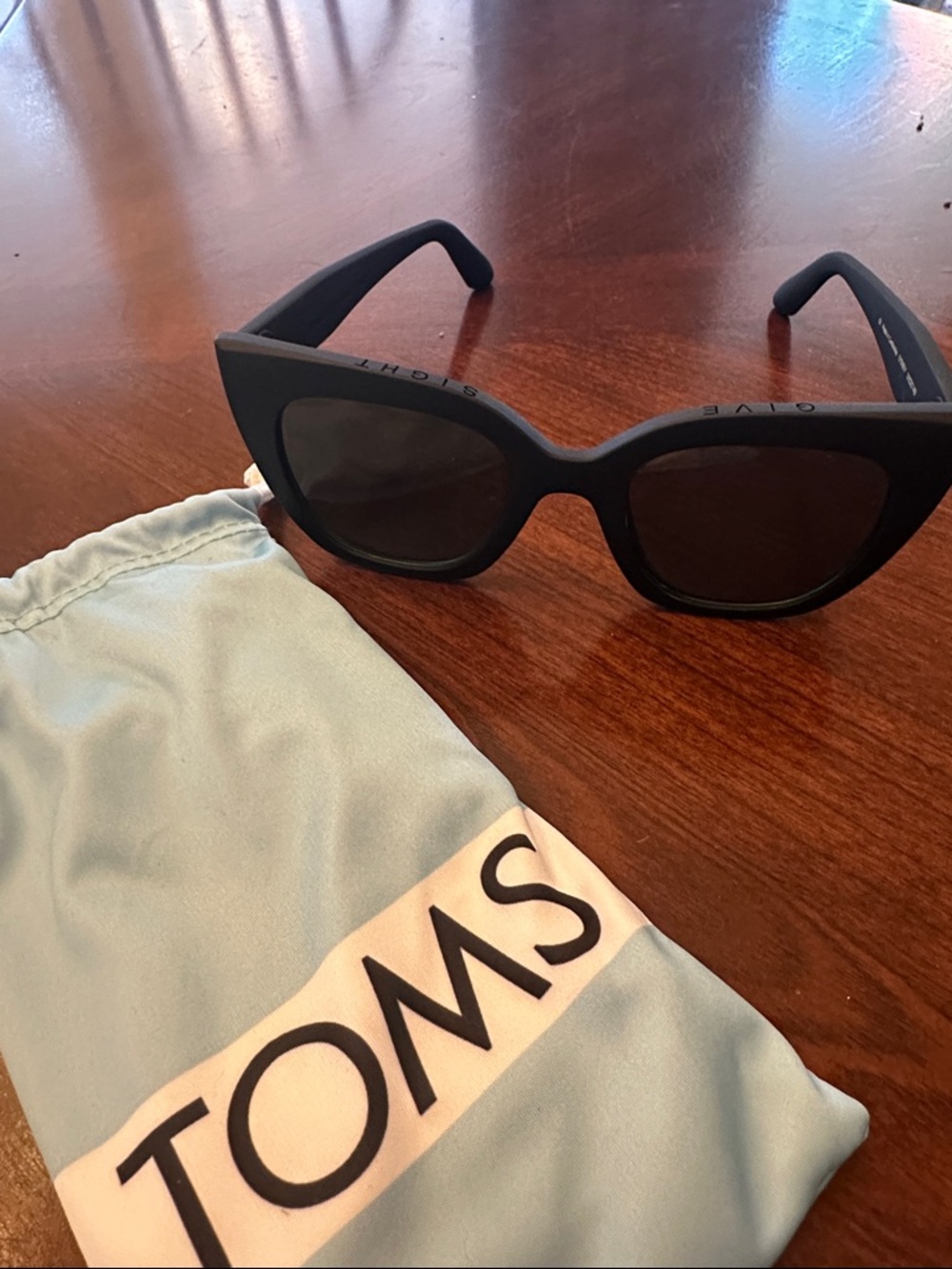 TOMS Matte Black Cat-Eye Sunglasses with Dark Lenses
